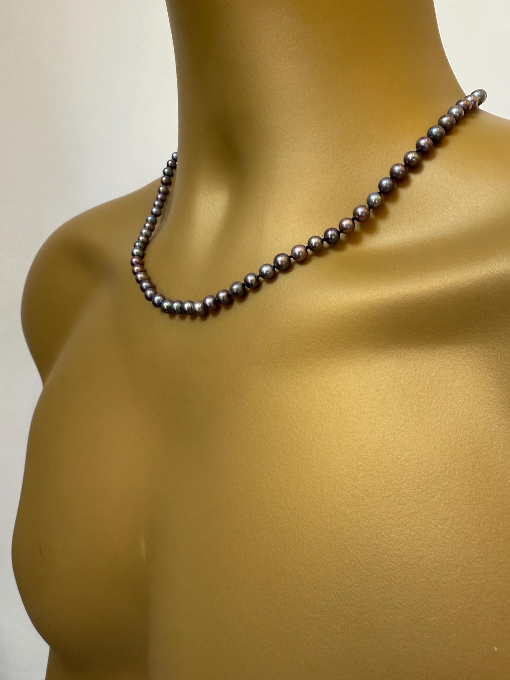 New Quality Irridescent Peacock Freshwater Pearl Necklace 14ct Gold Clasp N022