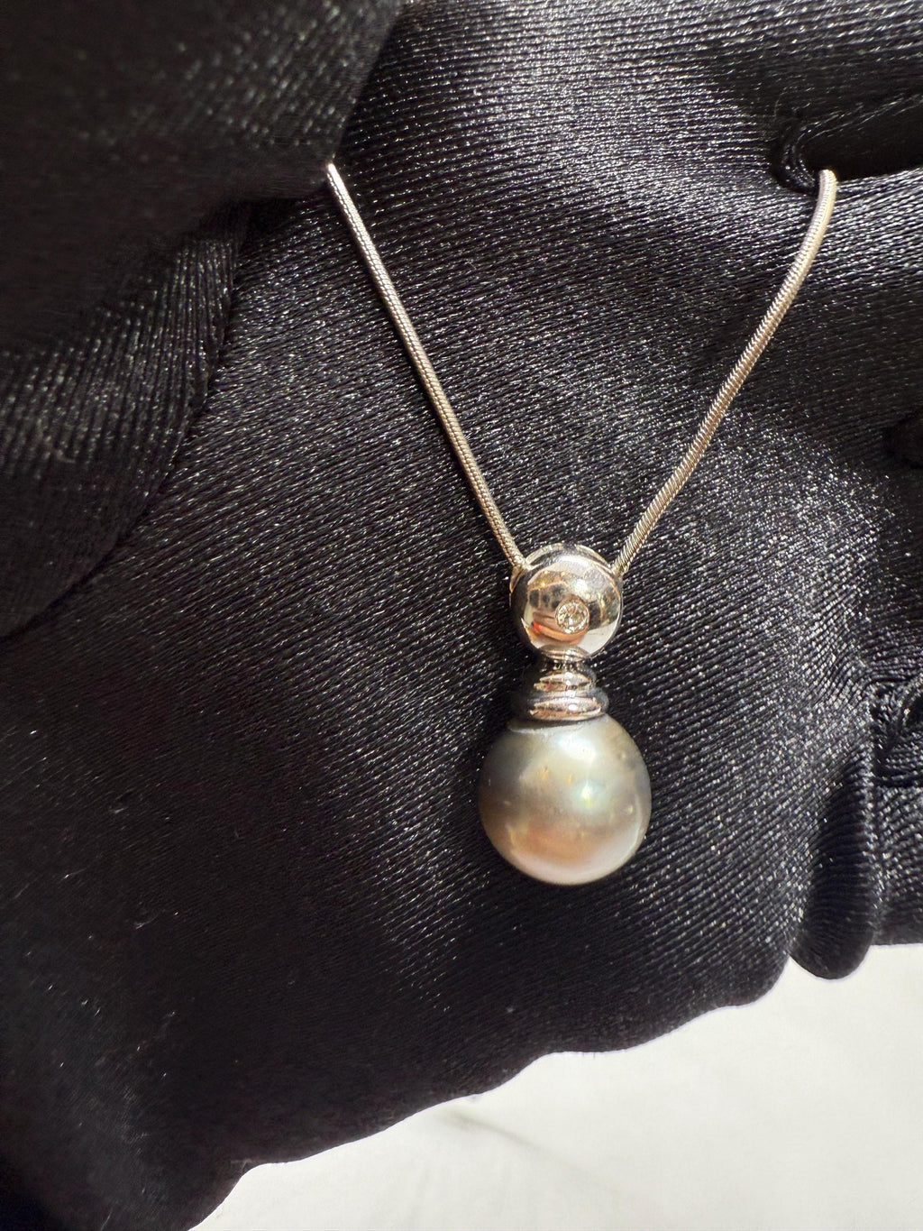 18ct White Gold Tahitian Pearl Diamond Pendant Necklace - N067